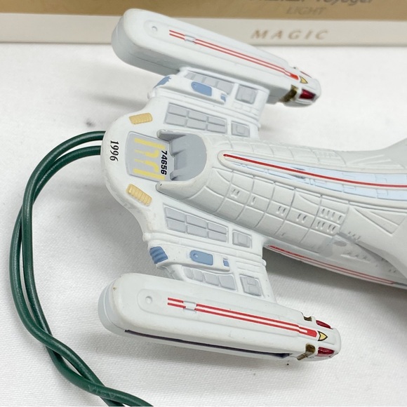 Vintage 1996 Hallmark Star Trek USS Voyager Christmas Ornament - Picture 6 of 7